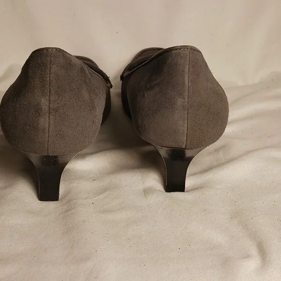 Bandolino Gray Leather Suede Kitten Heel Pumps - Picture 4 of 8